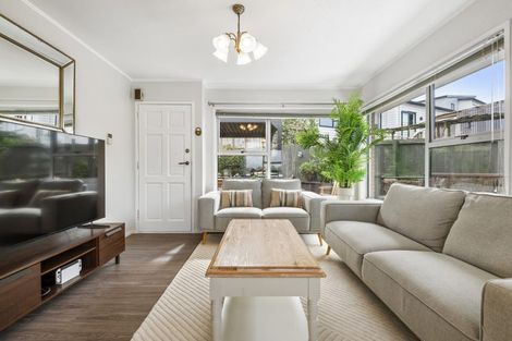 Photo of property in 5/9 Manuka Road, Bayview, Auckland, 0629