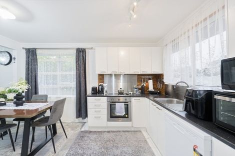 Photo of property in 69 Kemp Road, Massey, Auckland, 0614