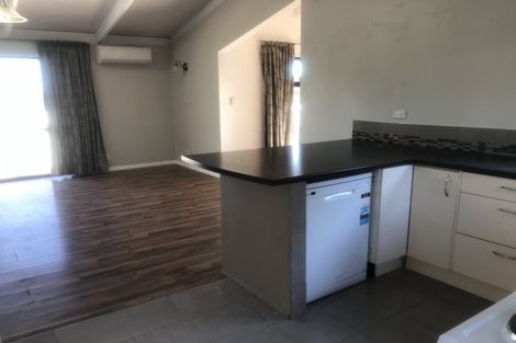 Photo of property in 17 Poplar Road, Stanmore Bay, Whangaparaoa, 0932