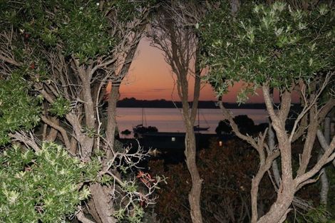 Photo of property in 18 Rewa Place, Russell, 0202