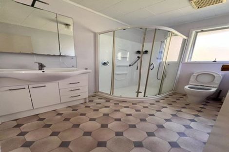 Photo of property in 35 Larissa Avenue, Henderson, Auckland, 0610