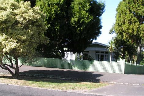 Photo of property in 24 Seaview Avenue, Northcote, Auckland, 0627