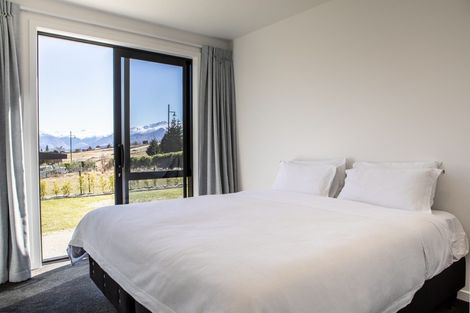 Photo of property in 31 Kirimoko Crescent, Wanaka, 9305