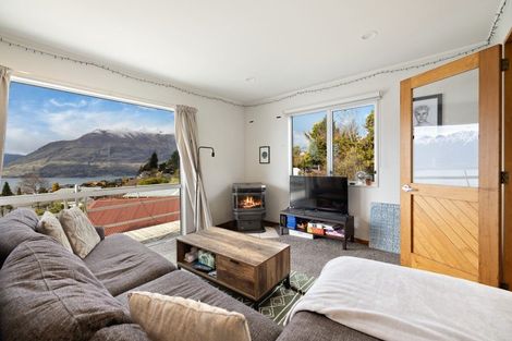 Photo of property in 32 Avalon Crescent, Fernhill, Queenstown, 9300