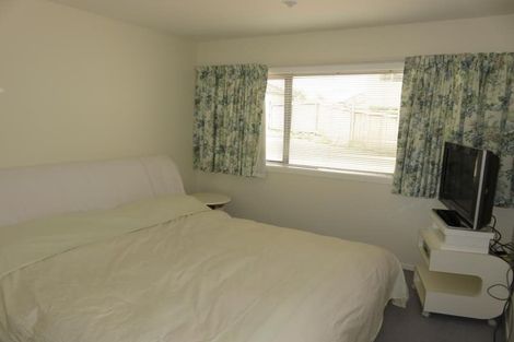 Photo of property in 18 Bennett Grove, Newlands, Wellington, 6037