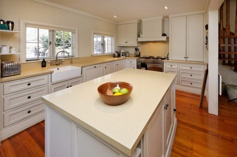 Photo of property in 100 Garden Road, Piha, New Lynn, 0772
