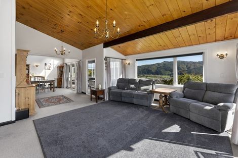 Photo of property in 13 Kenilworth Grove, Silverstream, Upper Hutt, 5019
