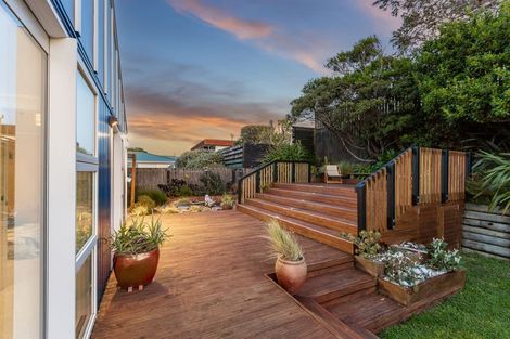 Photo of property in 2/11 Mervyn Place, Plimmerton, Porirua, 5026