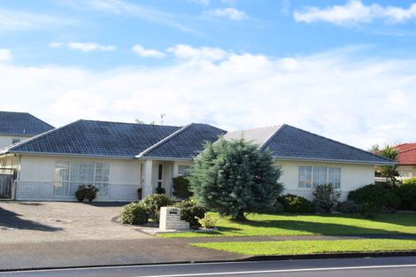 Photo of property in 106 Golfland Drive, Golflands, Auckland, 2013