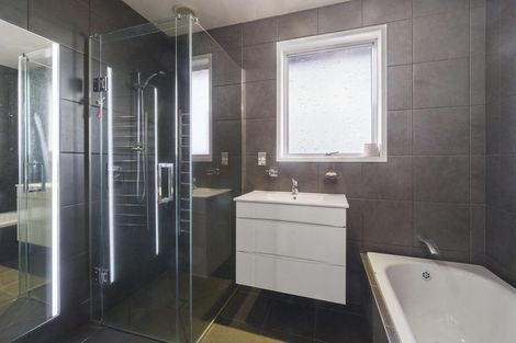 Photo of property in 28 Newham Place, Henderson, Auckland, 0612