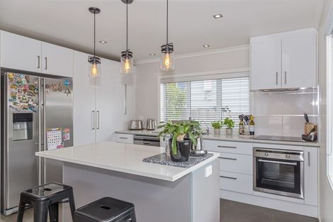 Photo of property in 15 Fern Court, Orewa, 0931