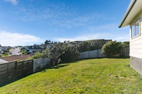 Photo of property in 15b Bayswater Place, Newlands, Wellington, 6037