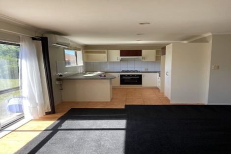 Photo of property in 10 Waldos Way, Mangere, Auckland, 2022