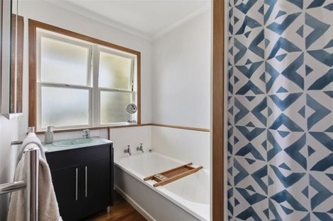 Photo of property in 19 Zion Road, Birkenhead, Auckland, 0626