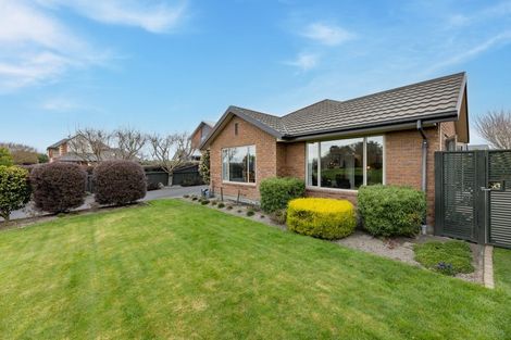 Photo of property in 92 Willowview Drive, Redwood, Christchurch, 8051