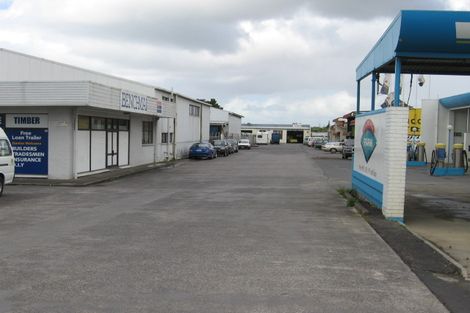 Photo of property in 2/251 Lincoln Road, Henderson, Auckland, 0610