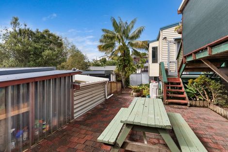 Photo of property in 60 Sunnyside Road, Sunnyvale, Auckland, 0612