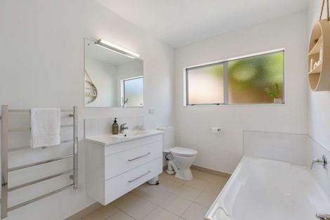 Photo of property in 21 Carento Way, Stanmore Bay, Whangaparaoa, 0932