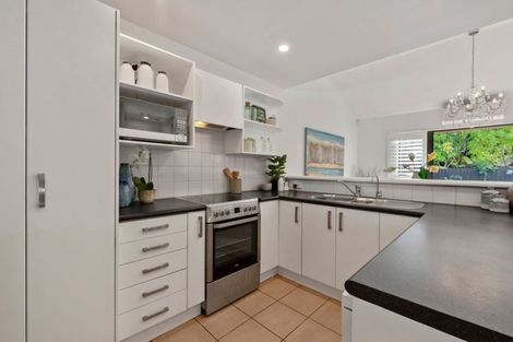 Photo of property in 7/8 Tobago Place, Sunnynook, Auckland, 0620