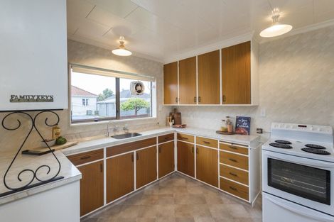 Photo of property in 6 Chertsey Court, Roslyn, Palmerston North, 4414