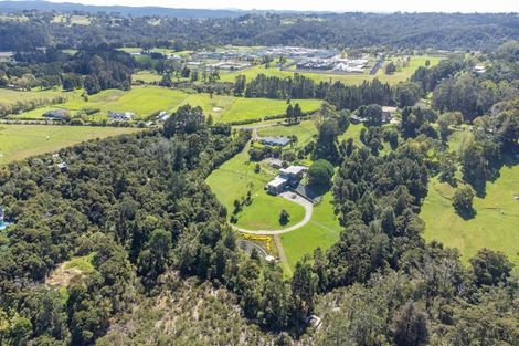 Photo of property in 42 Merewhira Road, Paremoremo, Albany, 0793