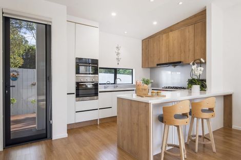 Photo of property in 61b Knights Road, Rothesay Bay, Auckland, 0630