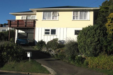 Photo of property in 5 Miles Crescent, Newlands, Wellington, 6037