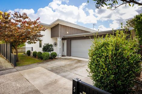 Photo of property in 5 Ake Ake Avenue, Hokowhitu, Palmerston North, 4410