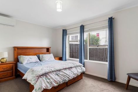Photo of property in 2/7 Frank Evans Place, Henderson, Auckland, 0610