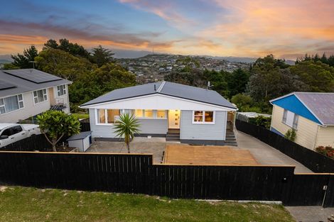 Photo of property in 16 Sasanof View, Ascot Park, Porirua, 5024