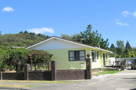 Photo of property in 2 Topaz Street, Birchville, Upper Hutt, 5018
