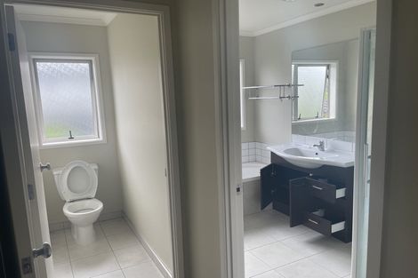 Photo of property in 4 Ravine Lane, Oteha, Auckland, 0632