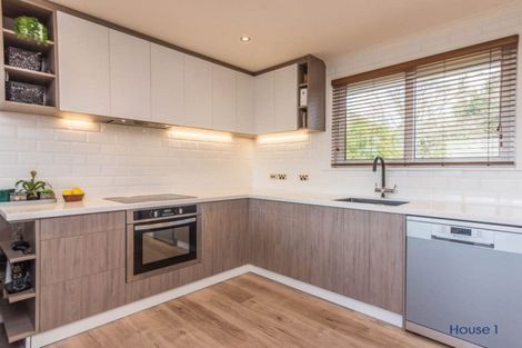 Photo of property in 25a Eastglen Road, Glen Eden, Auckland, 0602