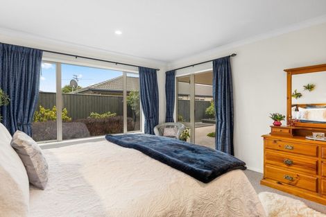 Photo of property in 92 Willowview Drive, Redwood, Christchurch, 8051