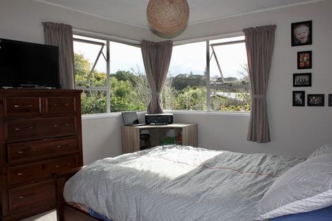 Photo of property in 58 Taipari Road, Te Atatu Peninsula, Auckland, 0610