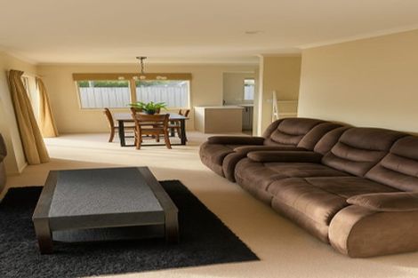 Photo of property in 32 Mandalay Place, Waiuku, 2123