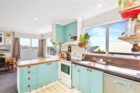 Photo of property in 32 Chapman Street, Newlands, Wellington, 6037