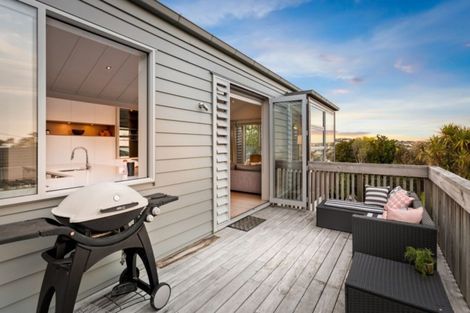 Photo of property in 8 Garadice Road, Rothesay Bay, Auckland, 0630