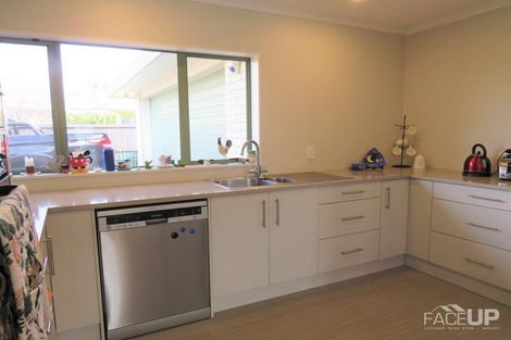 Photo of property in 22 Connemara Court, West Harbour, Auckland, 0618