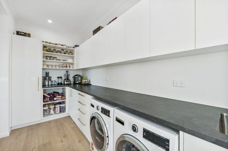 Photo of property in 67 Vaucluse Heights, Fitzherbert, Palmerston North, 4410