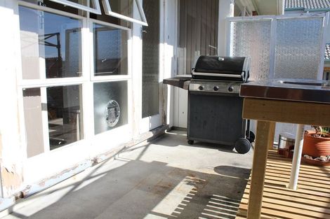 Photo of property in 3a Deuxberry Avenue, Northcote, Auckland, 0627