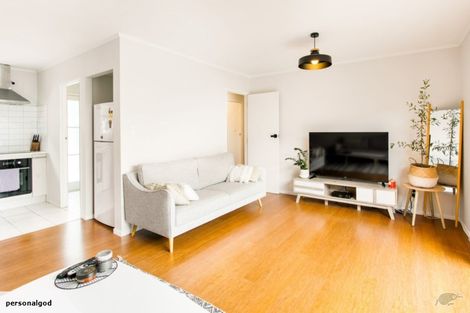 Photo of property in 2/3a Kirrie Avenue, Te Atatu South, Auckland, 0610