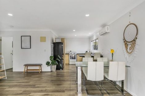 Photo of property in 2/69 Bay Street, Red Beach, 0932