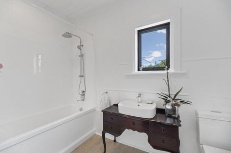 Photo of property in 96 Bridge Street, Eltham, 4322