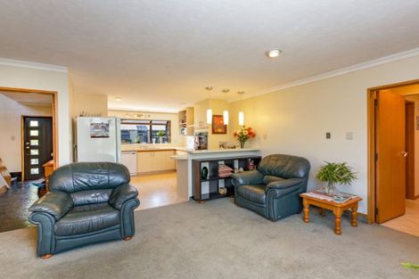 Photo of property in 10 Pyatt Place, Redwood, Christchurch, 8051