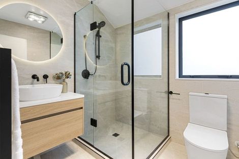 Photo of property in 121e Reeves Road, Pakuranga Heights, Auckland, 2010