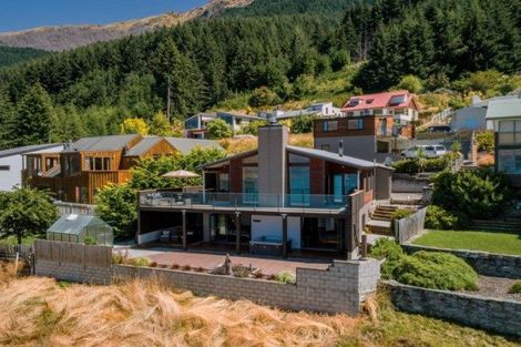 Photo of property in 136 Wynyard Crescent, Fernhill, Queenstown, 9300