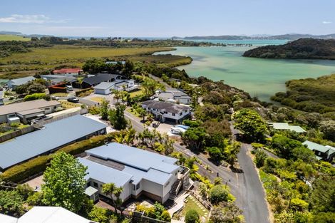 Photo of property in 1 Waterview Place, Haruru, 0204