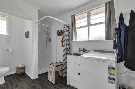 Photo of property in 1 Graham Street, Eltham, 4322