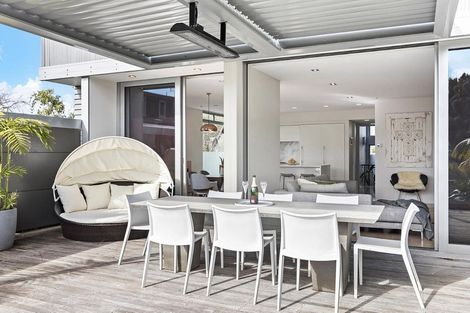 Photo of property in 32 Harbour View Road, Point Chevalier, Auckland, 1022